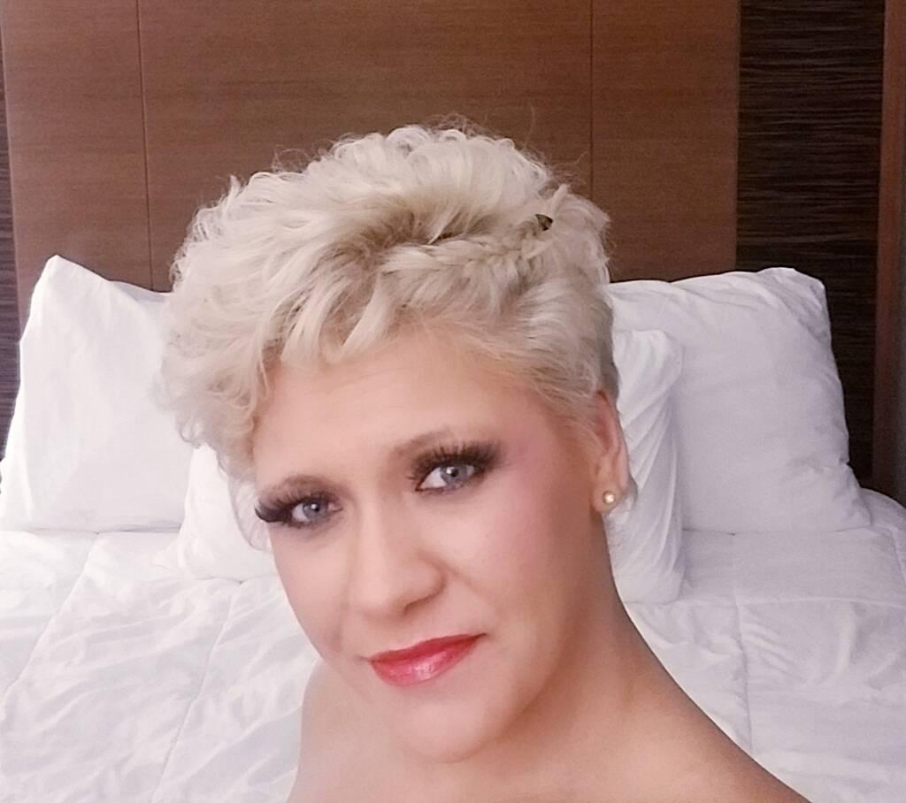 I'm 40, beautiful, experienced & fun, so let's have some fun