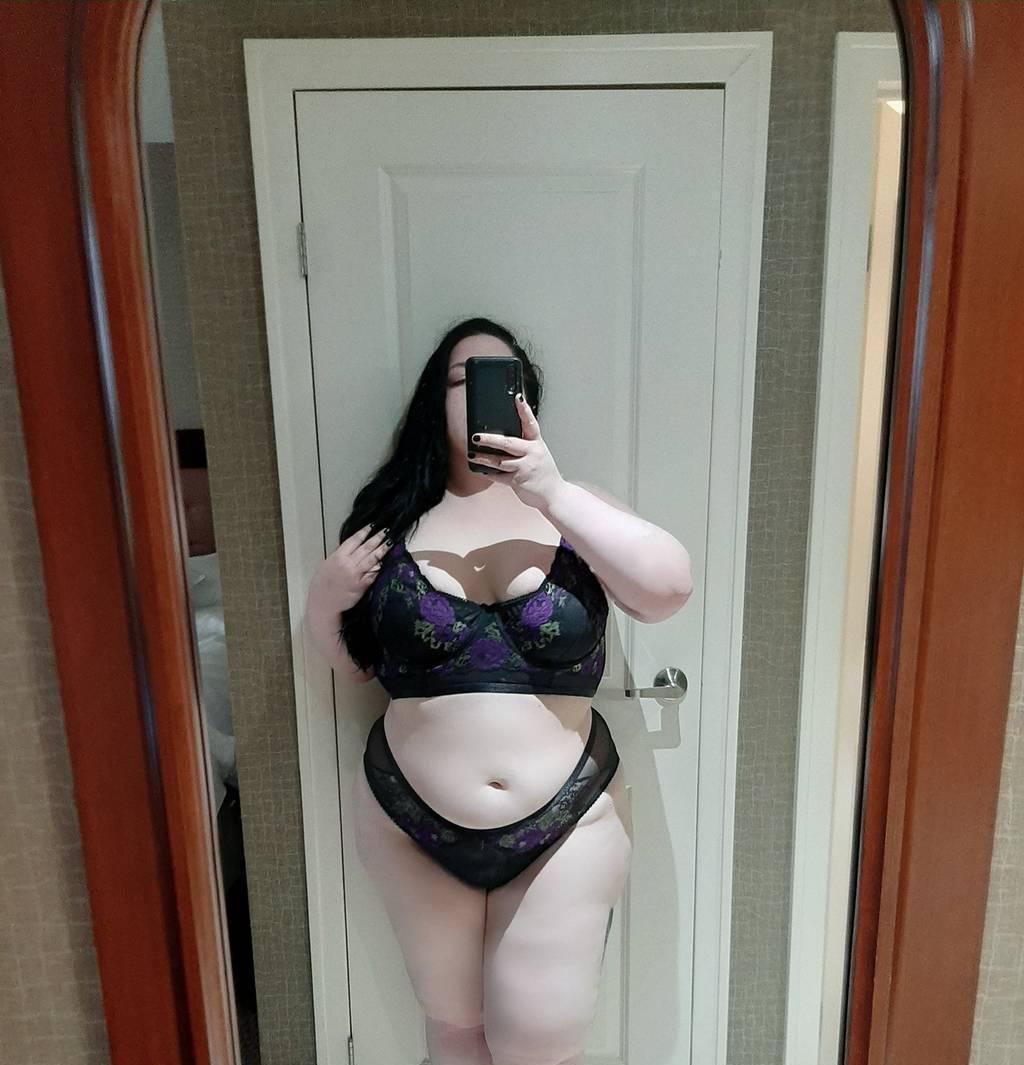 LAST DAY IN OAKVILLEBusty Curvy BBW