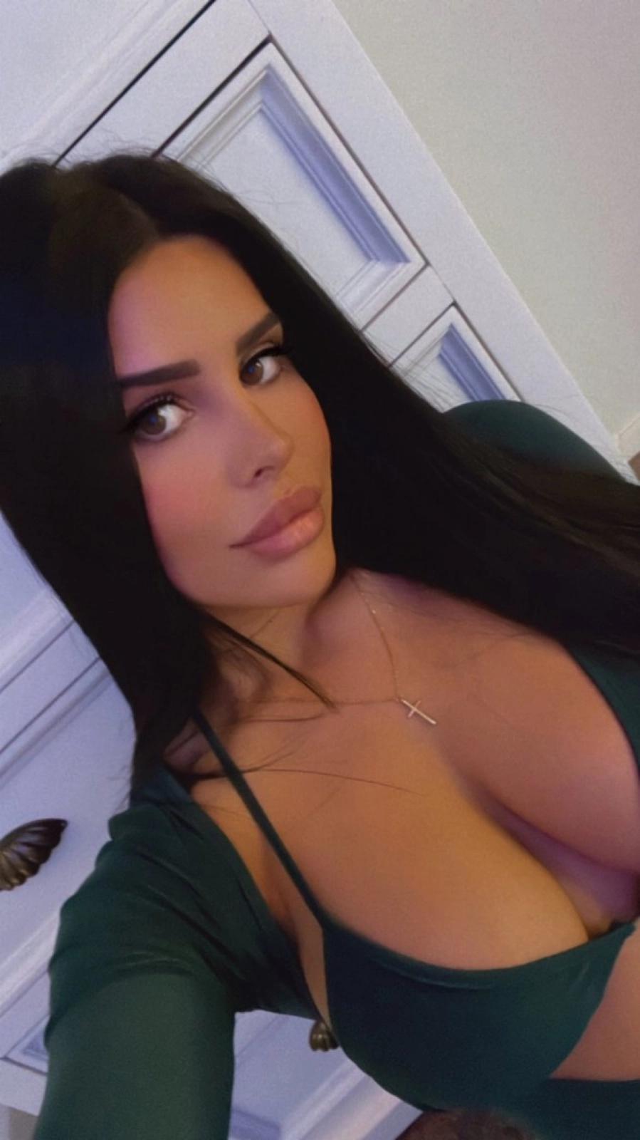 DOWN TO LINK AND CHILL⁉️ HMU ON SNAPCHAT @ kim_queen785