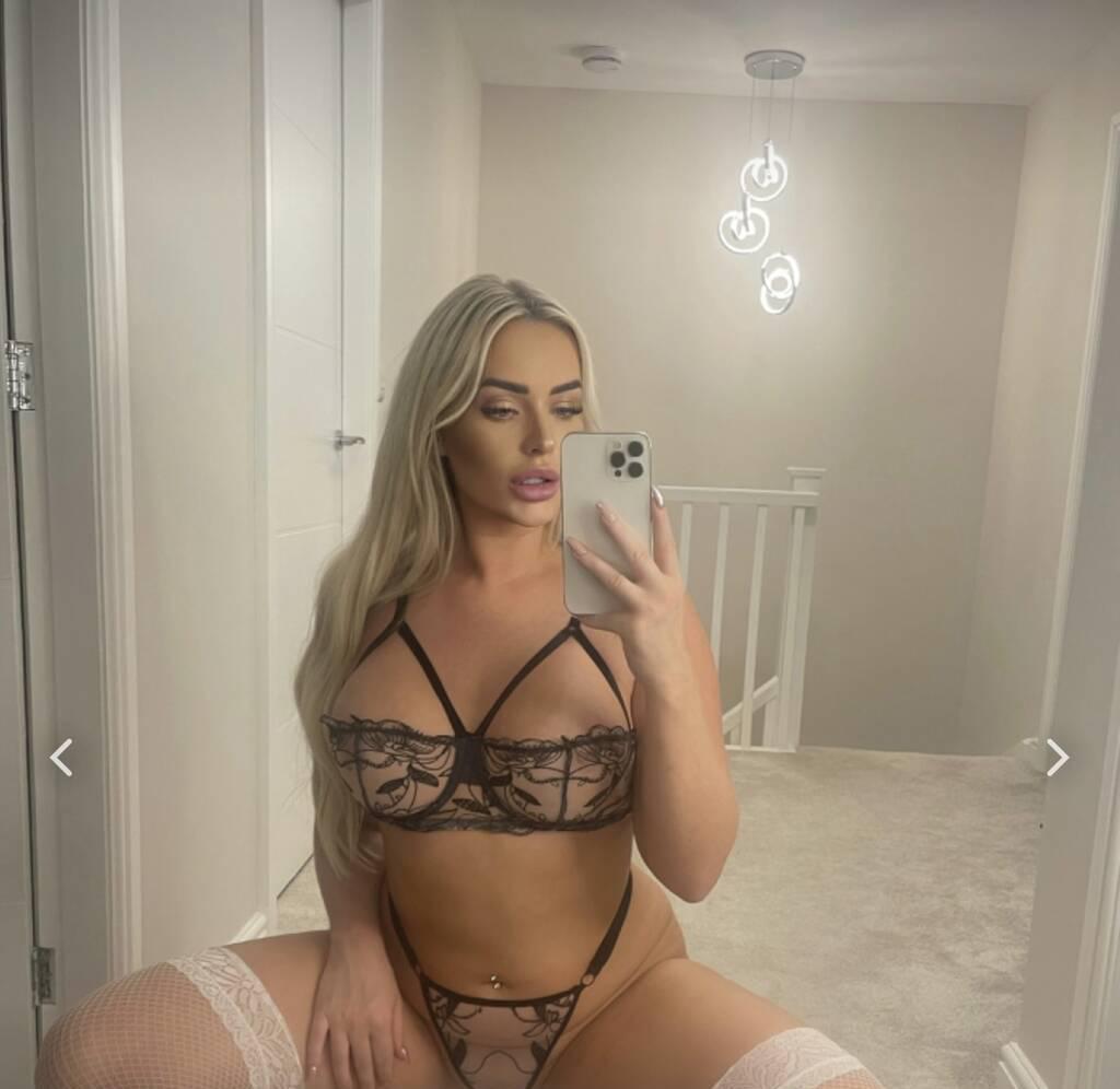 Blonde babe ready to please! Cam shows also available xo