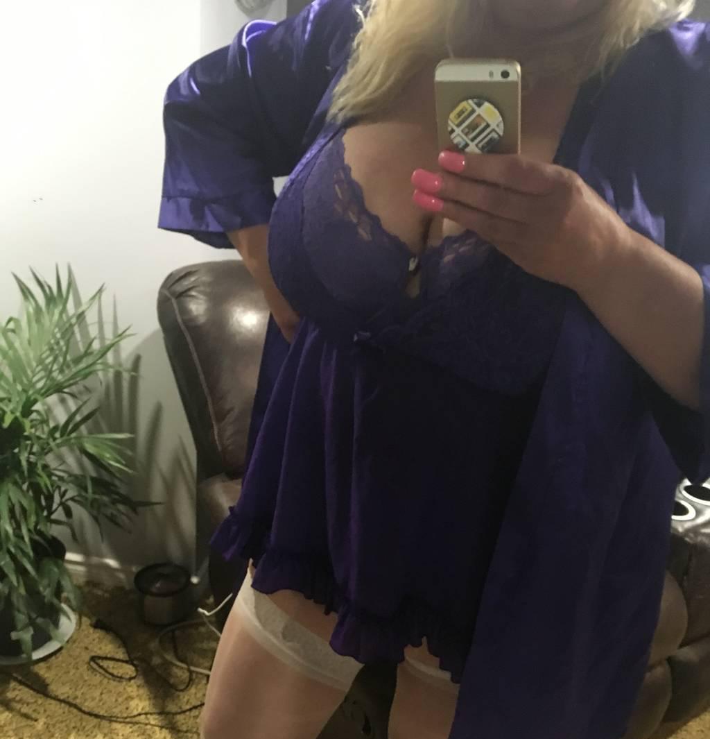 Fun friendly mature blonde in /outcalls serious inquires plz