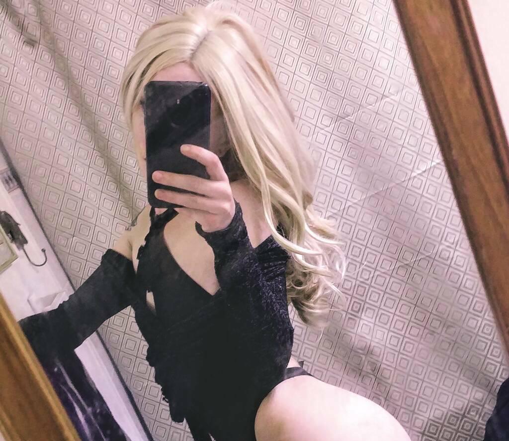 Sexy blonde petite spinner available for incall.